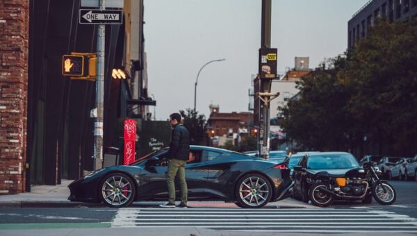 Lotus Emira Turbo i4 vs V6: Phiên bản nào thực sự phù hợp với bạn?